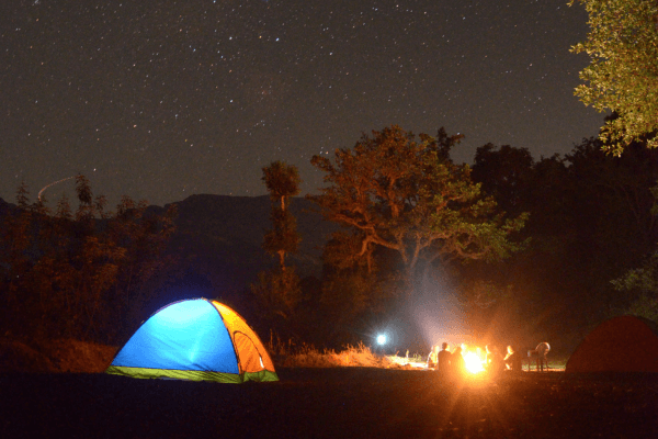 lanternas para trilhas e acampamentos noturnos